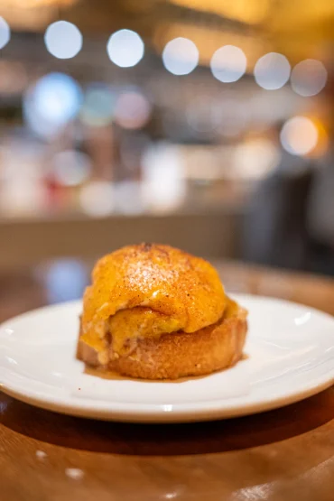 Gratinado de txangurro — domed spider crab gratin with a golden toasted crust mounded on fluffy bread at El Globo, Bilbao