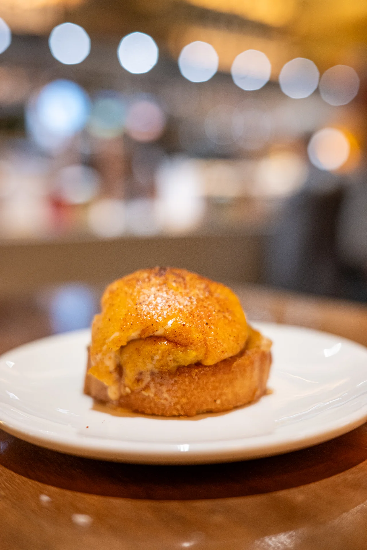 Pintxo de gratinado de txangurro — domed spider crab gratin with a deep golden blistered crust on toasted bread at El Globo, Bilbao