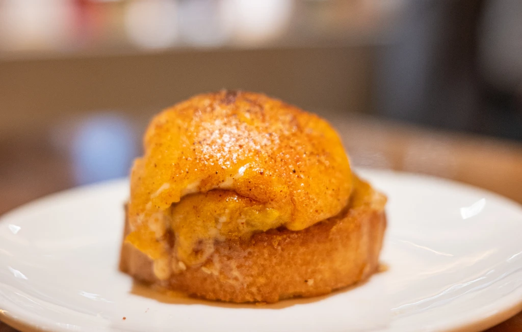 Pintxo de gratinado de txangurro — domed spider crab gratin with a deep golden blistered crust on toasted bread at El Globo, Bilbao